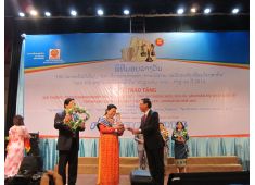 Lãnh đạo công ty nhận thưởng tại nước Lào