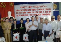 Bà Nguyễn Thị Phấn cùng đoàn quan chức cấp cao Chính phủ thăm và tặng thuốc cai nghiện cho bệnh nhân tỉnh Điện Biên