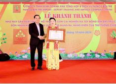 CHỦ TỊCH UBND TỈNH BẾN TRE TẶNG BẰNG KHEN CHO CTY FATACO BẾN TRE